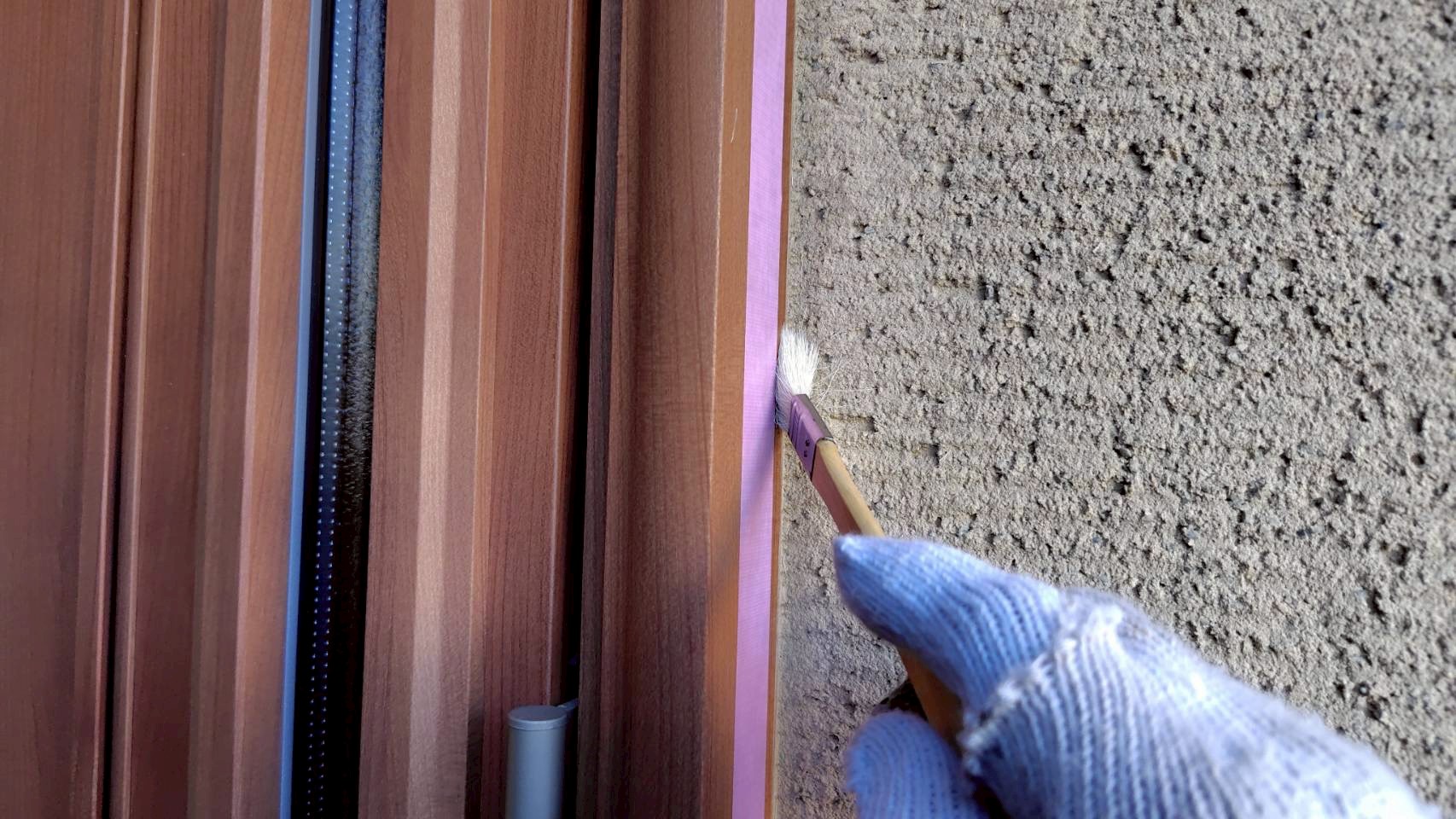 玄関ドアの取り合い部にプライマー塗布